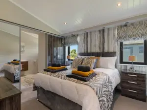 Dewin Bach - Luxury Lodge, Hot Tub, Close to Beach