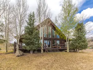 Unmatched Mountain Views and Outdoor Adventure - Stunning Log Retreat
