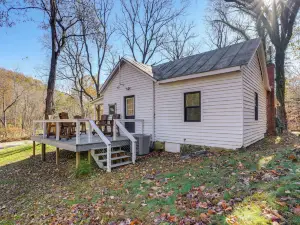 Stoney Creek Cottage: Waterfront Hot Tub, Fire Pit