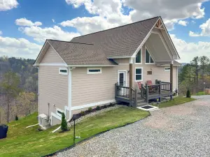 Luxury Ellijay Cabin: High-Speed WiFi & Views!