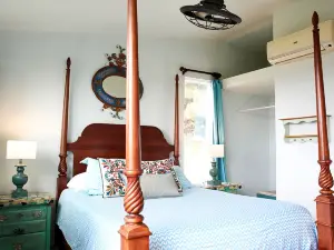 Pet Friendly Charming Cottage with Incredible Views and Hot-tub in Rainbow, California