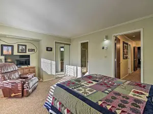 Red River Townhome with Balcony and Mtn Views!