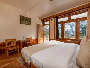 Beholden Stay & Cafe - Mountain View Boutique Stay in Old Manali