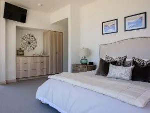 Modern Ski In/Out Home, Mid-Mountain Northstar!