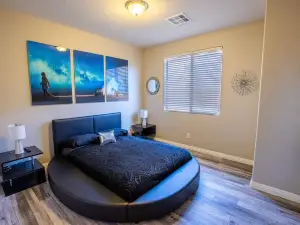 1900 SqFt House W/25Ft Heated Pool/Spa- Strip View