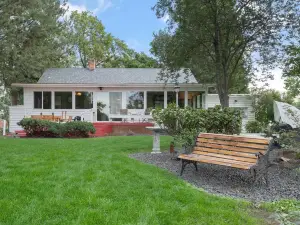 Historic River Front Farmhouse Near Wineries-Private waterfront! Winery tour!