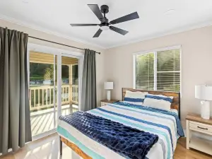 9BR, 5 Bath Lakefront Retreat w/ Boat Ramp & Dock