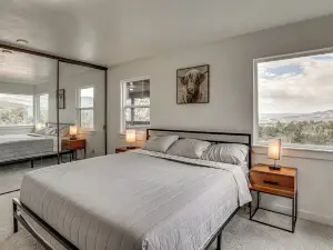 On-site Creek + Views: Grand Mesa Getaway!
