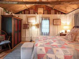 Quaint and cozy log  and knotty pine cabin close to lakes.