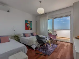 Terra Magica Deluxe Apartment or Room with Private Parking, Terrace and Sea View