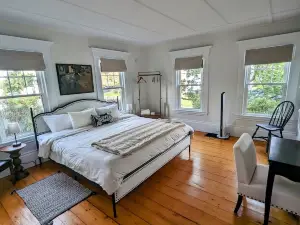 Coastal Getaway: walk to beach and town