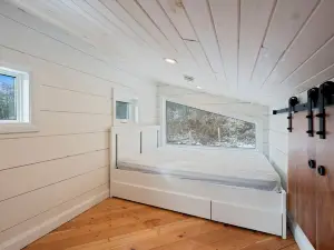 Cozy Turkey Point Tiny Home 1 min walk to the beach with Jacuzzi Hottub!