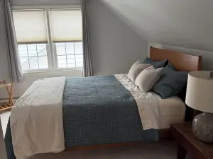 Cozy cottage with AC. Walk to downtown.
