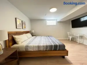 Letitia Heights !A Spacious and Quiet Private Bedroom with Shared Bathroom