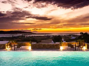 Kouros Blanc Resort & Suites