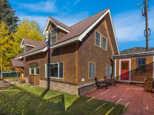 Mountain Views and Cozy Courtyard - Charming Coach House Retreat