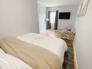 Cozy king suite with kitchen and dining area.
