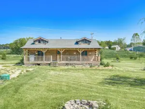 Bellevue Log Cabin w/ Gas Grill & Creek Access