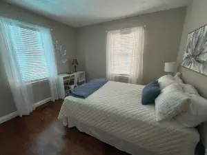 Newly renovated 3 beds, 2 baths in Marion. Great space for the whole family!