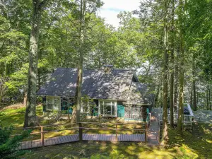 Dainty New Preston Cottage w/ Dock & Lake Views!