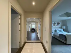Luxurious, 2 Bed, 2 Bath Penthouse Apartment in Highly Desirable Chigwell Chcl F8