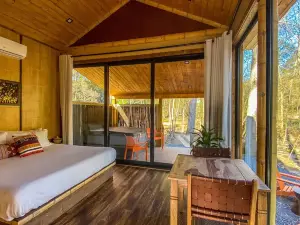 Kenya Safari Lodge w/ hot tub- Four Fillies Lodge