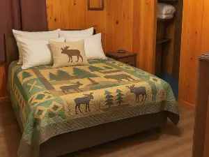 Cozy Cabin and Scenic Lake Access - Charming Northwoods Retreat