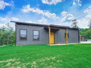 Hot Tub & Mtn Views: Pet-Friendly Englewood Cabin