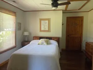 4-bedroom house in charming Salem with WiFi, AC. Relax and unwind