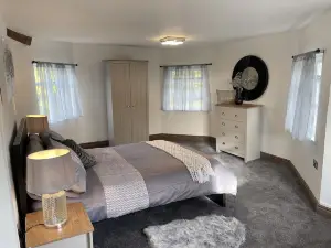 Luxury Cozy Cottage w/ HUGE Hot Tub (Alton Towers)