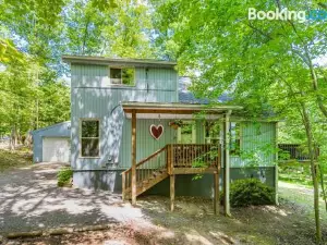 Wooded Chalet w Hot Tub & Indoor Pool, Gym Access