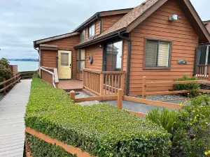 Oceanfront Cabin 3 W Jacuzzi & Impressive Views