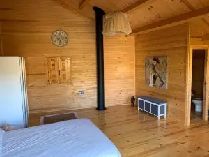 Wooden cabin with isothermal cave next to the chicamo river