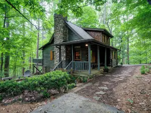 The Guest House Historic Cabin in Big Canoe
