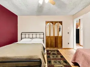 River Cabin w Hot Tub, Fire Pit, Deck, Games, Wifi