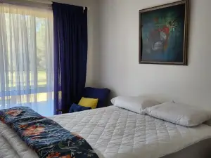 Peppin Pines Retreat -A Private Oasis, acreage with lake views and room to move!
