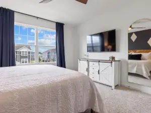 Elegant New Home Near Lakes - Relax & Unwind!