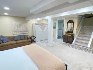 Charming Lakefront Vacation Rental
