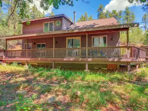 6 Mi to Mt Union: Peaceful Cabin w/ Deck