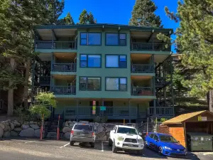 Ski In, Ski Out! 3 BDR Steps From Stagecoach Lift