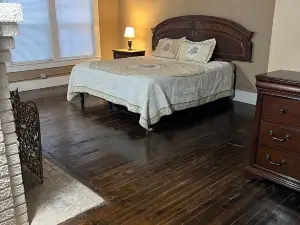 Heart of Texas Near Downtown 1BR/1BA Remodeled Master
