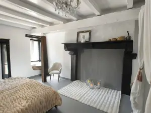 Charming 1818 Farmhouse Retreat with Private Pool in Pensol