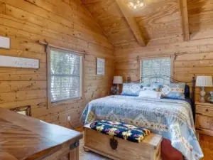 "Bearly Beehavin" 2-bdrm 1 bthrm cabin  with WiFi, AC.  Unwind & relax in ConCan