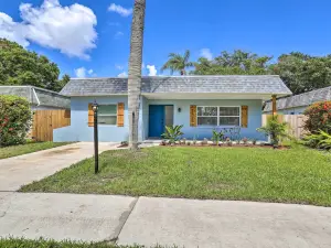 2 Mi to Beach: Home w/ Screened Porch in Largo