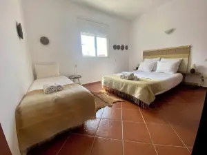 Charming villa facing the sea.