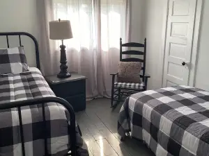 Gladstone Beach Home Near Harbor & Main Street with Gated Yard, Pet Friendly