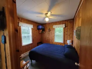 Mullett Lake Gem 2-bedroom cottage on the water in Cheboygan with AC