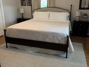 1 bedroom Upstairs Downtown Greeneville- Park Place
