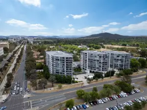 Bright 2-Bed Flat Near City Amenities