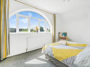 Villa Near Nottingham Hospital w/ Gardens